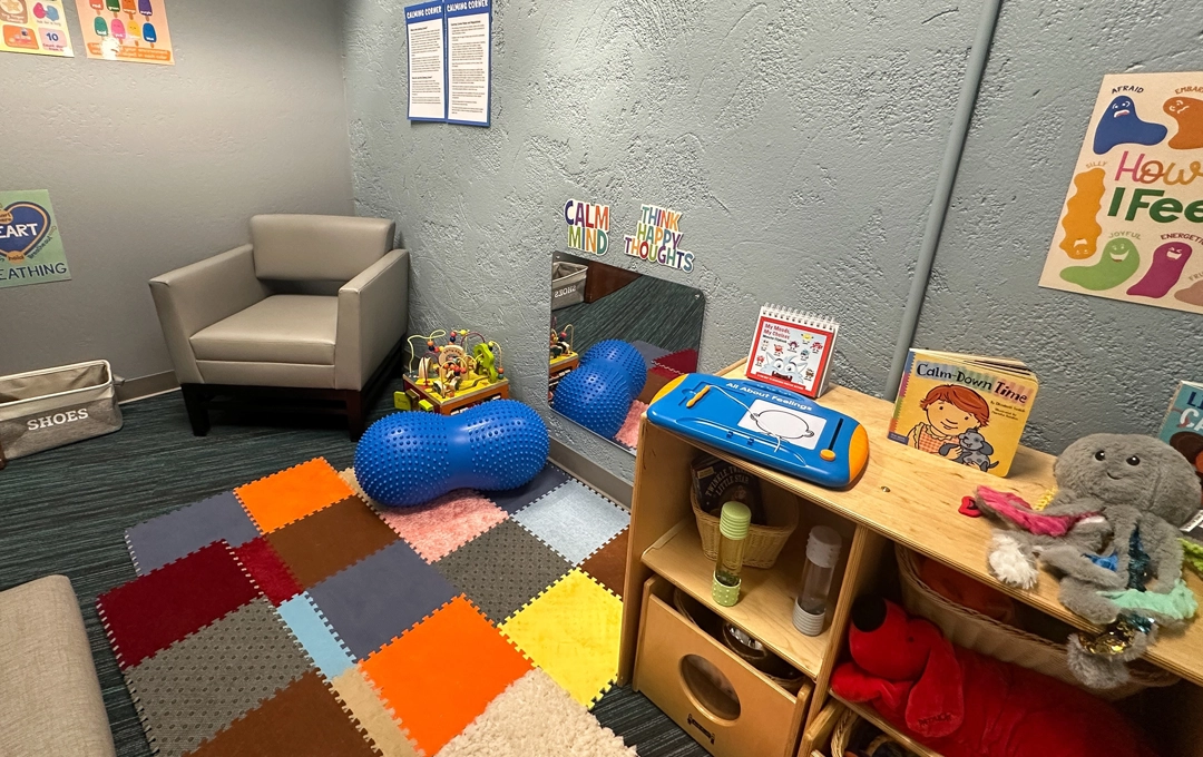 News image room with reading chair, floor mats and kid toys and interactive items